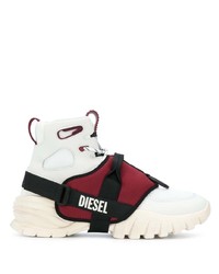 weiße und rote Sportschuhe von Diesel