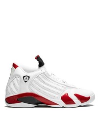 weiße und rote Sportschuhe von Jordan