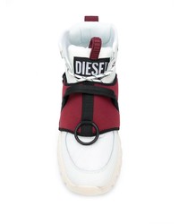 weiße und rote Sportschuhe von Diesel