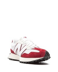 weiße und rote Sportschuhe von New Balance