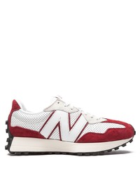 weiße und rote Sportschuhe von New Balance