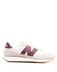 weiße und rote Sportschuhe von New Balance