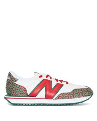 weiße und rote Sportschuhe von New Balance