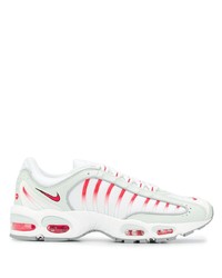 weiße und rote Sportschuhe von Nike