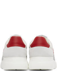 weiße und rote Sportschuhe von Axel Arigato