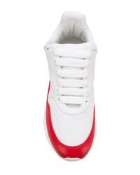 weiße und rote Sportschuhe von Alexander McQueen