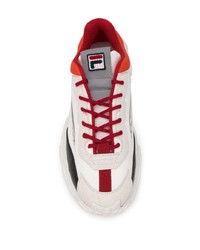 weiße und rote Sportschuhe von Fila