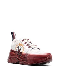 weiße und rote Sportschuhe von Tommy Hilfiger