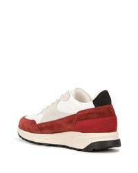 weiße und rote Sportschuhe von Common Projects