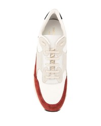 weiße und rote Sportschuhe von Common Projects