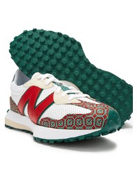 weiße und rote Sportschuhe von New Balance