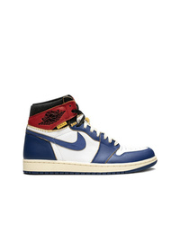 weiße und rote und dunkelblaue hohe Sneakers von Jordan