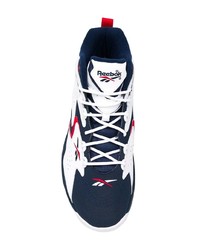 weiße und rote und dunkelblaue hohe Sneakers von Reebok