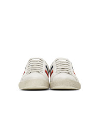 weiße und rote und dunkelblaue horizontal gestreifte niedrige Sneakers von Moncler
