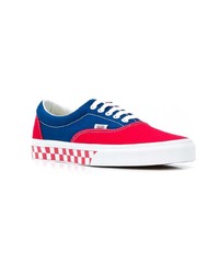 weiße und rote und dunkelblaue niedrige Sneakers von Vans