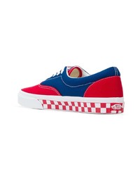 weiße und rote und dunkelblaue niedrige Sneakers von Vans