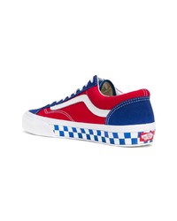 weiße und rote und dunkelblaue niedrige Sneakers von Vans