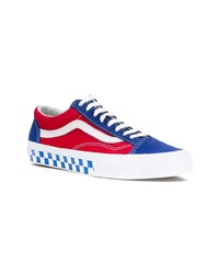 weiße und rote und dunkelblaue niedrige Sneakers von Vans