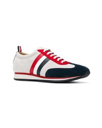 weiße und rote und dunkelblaue niedrige Sneakers von Thom Browne