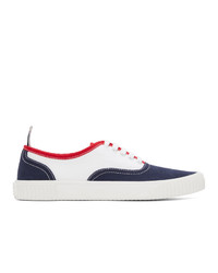 weiße und rote und dunkelblaue Segeltuch niedrige Sneakers
