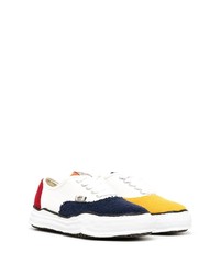 weiße und rote und dunkelblaue Segeltuch niedrige Sneakers von Maison Mihara Yasuhiro