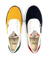 weiße und rote und dunkelblaue Segeltuch niedrige Sneakers von Maison Mihara Yasuhiro