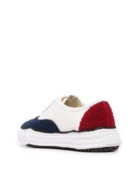weiße und rote und dunkelblaue Segeltuch niedrige Sneakers von Maison Mihara Yasuhiro