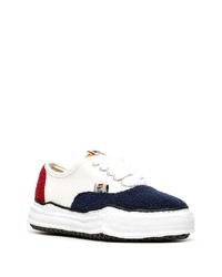 weiße und rote und dunkelblaue Segeltuch niedrige Sneakers von Maison Mihara Yasuhiro