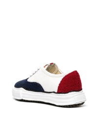 weiße und rote und dunkelblaue Segeltuch niedrige Sneakers von Maison Mihara Yasuhiro