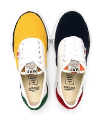 weiße und rote und dunkelblaue Segeltuch niedrige Sneakers von Maison Mihara Yasuhiro