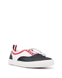 weiße und rote und dunkelblaue Segeltuch niedrige Sneakers von Thom Browne