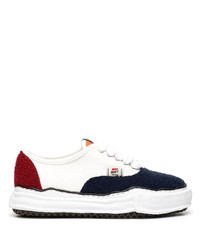 weiße und rote und dunkelblaue Segeltuch niedrige Sneakers von Maison Mihara Yasuhiro