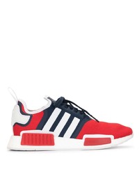 weiße und rote und dunkelblaue Sportschuhe von adidas