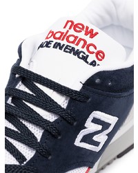 weiße und rote und dunkelblaue Sportschuhe von New Balance