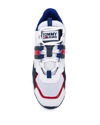 weiße und rote und dunkelblaue Sportschuhe von Tommy Hilfiger