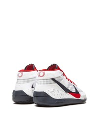weiße und rote und dunkelblaue Sportschuhe von Nike