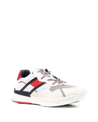 weiße und rote und dunkelblaue Sportschuhe von Tommy Hilfiger