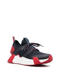 weiße und rote und dunkelblaue Sportschuhe von Moncler