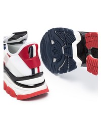 weiße und rote und dunkelblaue Sportschuhe von Moncler