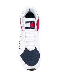 weiße und rote und dunkelblaue Sportschuhe von Tommy Jeans