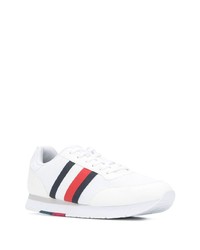 weiße und rote und dunkelblaue Sportschuhe von Tommy Hilfiger