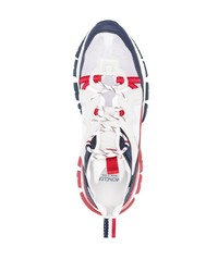 weiße und rote und dunkelblaue Sportschuhe von Moncler