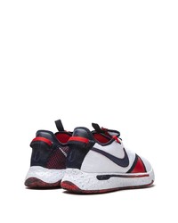 weiße und rote und dunkelblaue Sportschuhe von Nike