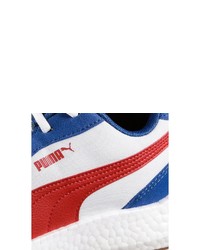 weiße und rote und dunkelblaue Sportschuhe von Puma