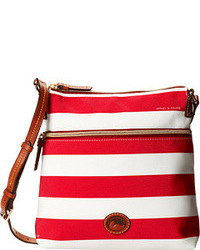 weiße und rote und dunkelblaue Taschen