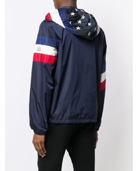 weiße und rote und dunkelblaue Windjacke von Moncler