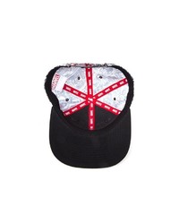 weiße und schwarze bedruckte Baseballkappe von Marvel