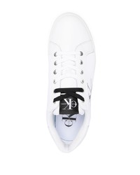 weiße und schwarze bedruckte Leder niedrige Sneakers von Calvin Klein