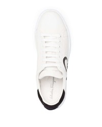 weiße und schwarze bedruckte Leder niedrige Sneakers von Salvatore Ferragamo