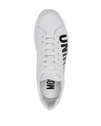 weiße und schwarze bedruckte Leder niedrige Sneakers von Moschino